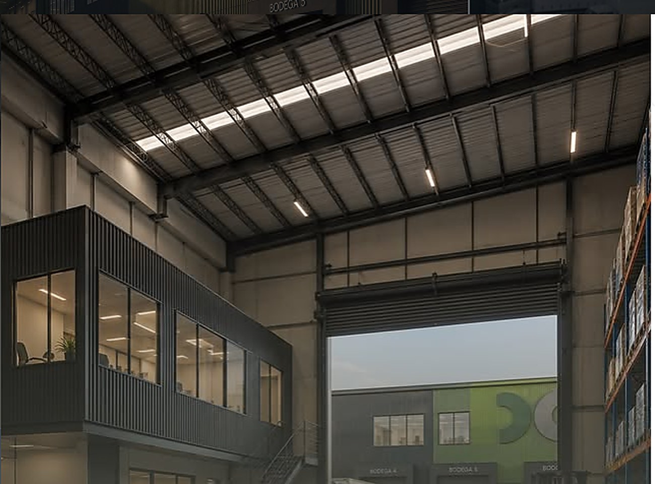 Interior de una bodega de La Curva Business Park con mezzanine de oficinas y portón industrial